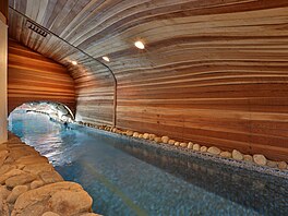 Bazén ústí do umlé jeskyn v podob velrybího ocasu.