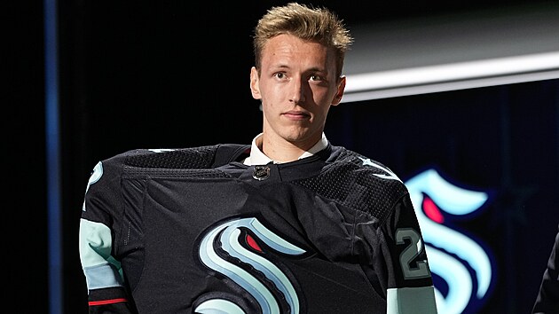 Eduard �al� p�zuje s dresem Seattlu, kter� si ho vybral v draftu jako dvac�t�ho v po�ad�.