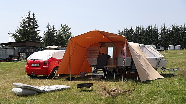 Kemp Such� nab�z� ubytov�n� ve stanech, karavanech, chatk�ch a maringotk�ch.