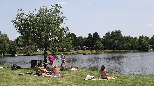 Kemp Such� zatraktiv�uje p�ilehl� vodn� plocha.