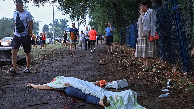Lid v Zporo prochzej kolem tla estaedestilet uitelky Natalije Tereenkov, je zahynula pi ruskm ostelovn. (10. srpna 2023)