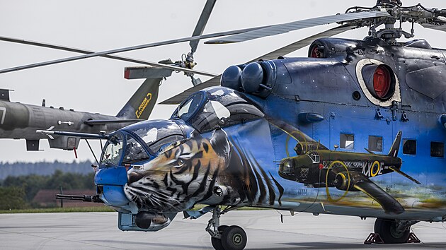 Armda ve tvrtek slavnostn pevzala prvn dva nov americk bitevn vrtulnky AH-1Z Viper. Ve slub nahrazuj stroje sovtsk vroby Mi-24. (17. srpna 2023)