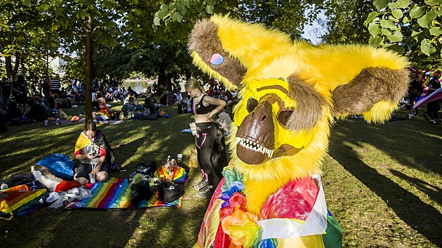 Prague Pride Festival na Steleckm ostrov. Pride Village je jedno z nejpjemnjch mst festivalu a m oteveno prakticky po celou dobu pridu. (10. srpna 2023)