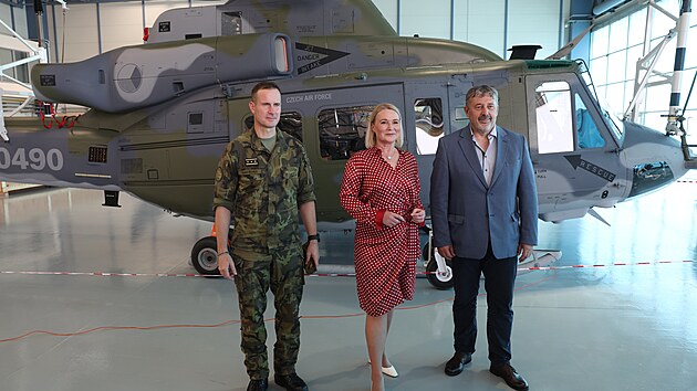 Nelnk generlnho tbu Karel ehka (vlevo) a ministryn obrany Jana ernochov u novch vrtulnk. (17. srpna 2023)
