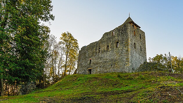 Cesta zan pkn zostra strmm vstupem po zelen znace na Zmeck vrch se zceninou hradu Kamenice.