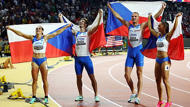 esk smen tafeta na 4x400 metr ve sloen Lada Vondrov, Matj Krsek, Patrik orm a Tereza Petrilkov (zleva) slav bronzov medaile na mistrovstv svta.