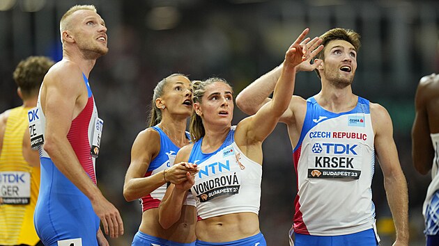 Patrik orm, Tereza Petrilkov, Lada Vondrov a Matj Krsek (zleva) slav bronzov medaile ze tafetovho zvodu na 4x400 metr.