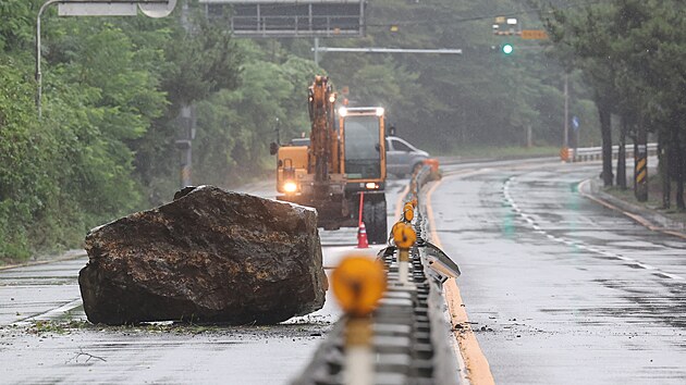Padajc skla zpsoben tajfunem Khanun blokuje silnici v jihokorejskm Ulsanu. (10. srpna 2023)