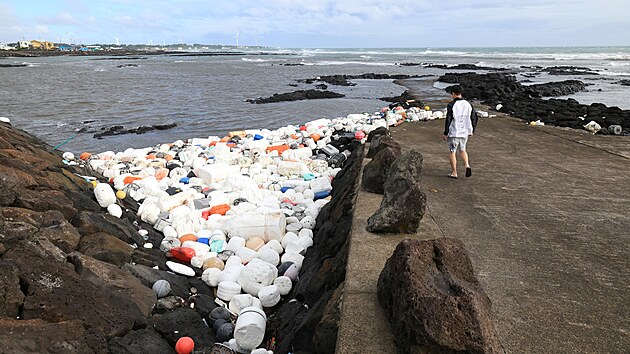 Mu si prohl plastov odpad po pechodu tajfunu Khanun v pstavu na ostrov edu v Jin Koreji. (10. srpna 2023)