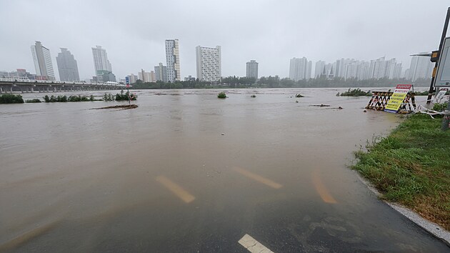 V jihokorejskm Ulsanu po tajfunu Khanun zstal park zcela zatopen. (10. srpna 2023)