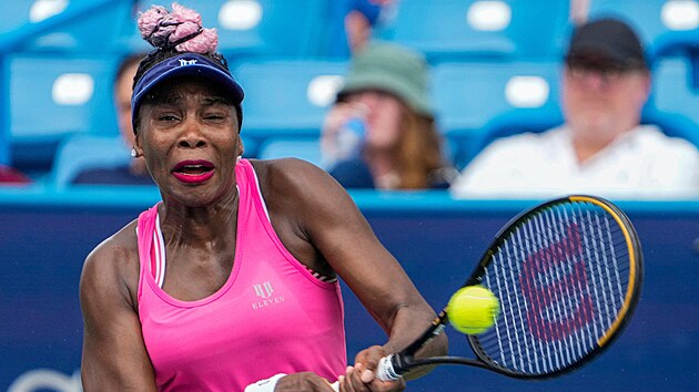 Americk tenistka Venus Williamsov hraje bekhend v prvnm kole turnaje v...