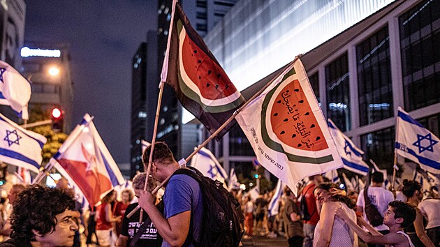 Izraelci protestuj proti justin reform, se kterou pila vlda Benjamina Netanjahua. Snmek pochz z Tel Avivu, kam si nkte pinesli vlajky s melounem. Ten byl v barvch palestinsk vlajky, je je na protestech zakzan. (12. srpna 2023)