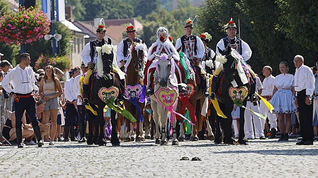 Tis�ce div�k� si v ned�li 13. srpna 2023 v Kyjov� nenechaly uj�t vrchol programu Slov�ck�ho roku v podob� J�zdy kr�l�. Panovn�ka p�evle�en�ho v d�v��m kroji s r��� v �stech p�edstavoval desetilet� Teodor ��astn�. Mo�n� p�vod tradice vid� etnografov� v �t�ku uhersk�ho kr�le Maty�e Korv�na v p�estrojen� p�ed Ji��m z Pod�brad v 15. stolet�.