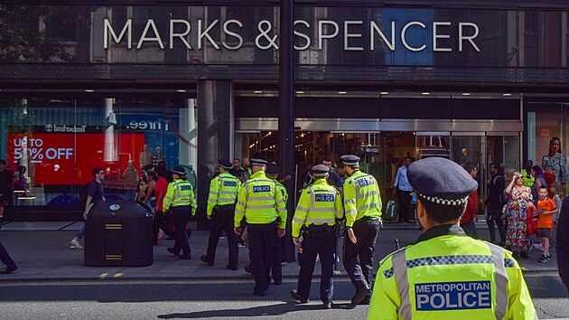Policist se sjeli na Oxford Street (Londn, Velk britnie) pot, co se na socilnch stch objevil pspvek, kter dajn organizuje hromadnou krde v obchodech. (9. srpna 2023)