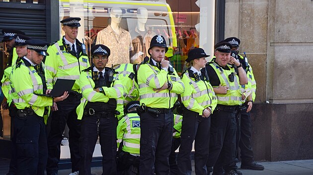 Policist se sjeli na Oxford Street (Londn, Velk britnie) pot, co se na socilnch stch objevil pspvek, kter dajn organizuje hromadnou krde v obchodech. (9. srpna 2023)