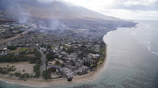 Po lesnm poru zstaly ve mst Lahaina na Havaji pouze vyhoel domy. Mstn se museli evakuovat. (10. srpna 2023)