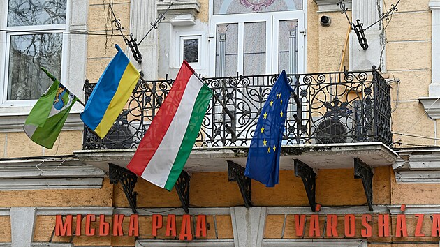Ukrajinsk a maarsk vlajka a vlajka Evropsk unie spolen vis na radnici v Berehove na zpad Ukrajiny. (7. bezna 2022)