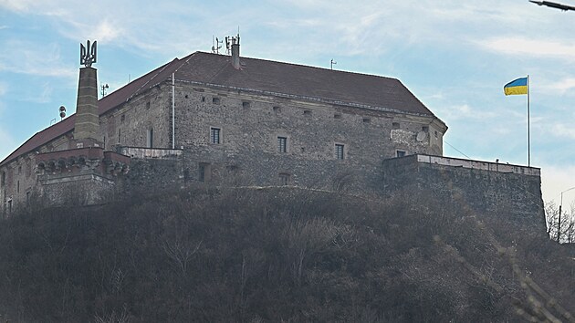 Na hrad� Palanok v Muka�evu na z�pad� Ukrajiny se a� do ��jna nach�zela socha ma�arsk�ho mytologick�ho pt�ka turula. Nyn� se na jeho m�st� nach�z� ukrajinsk� st�tn� znak v podob� trojzubce. (3. b�ezna 2023)