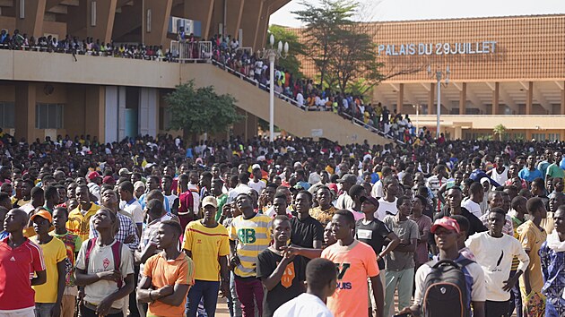 Mlad lid se schz v hlavnm mst Nigeru Niamey, aby se registrovali jako dobrovolnci v ppad mobilizace. (19. srpna 2023)