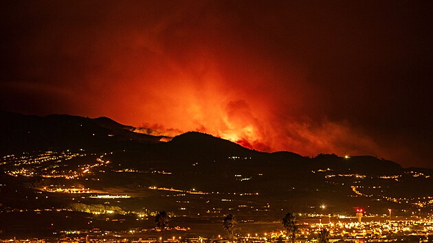 Por na ostrov Tenerife, kter je soust Kanrskch ostrov, postupuje k mstu La Laguna a letiti Los Rodeos. Hasii s plameny bojovali celou noc. (19. srpna 2023)