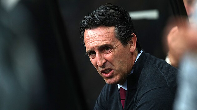 Tren�r Aston Villy Unai Emery b�hem utk�n� s Newcastlem.