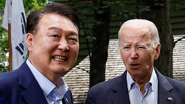 Americk prezident Joe Biden ve svm letnm sdle Camp David v Marylandu pijal japonskho premira Fumia Kiidu a jihokorejskho prezidenta Jun Sok-jola. (18. srpna 2023)