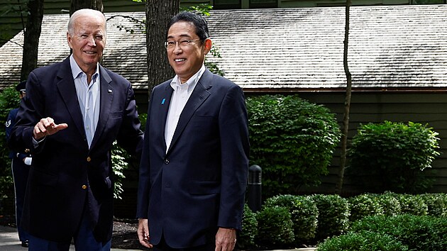 Americk prezident Joe Biden ve svm letnm sdle Camp David v Marylandu pijal japonskho premira Fumia Kiidu a jihokorejskho prezidenta Jun Sok-jola. (18. srpna 2023)