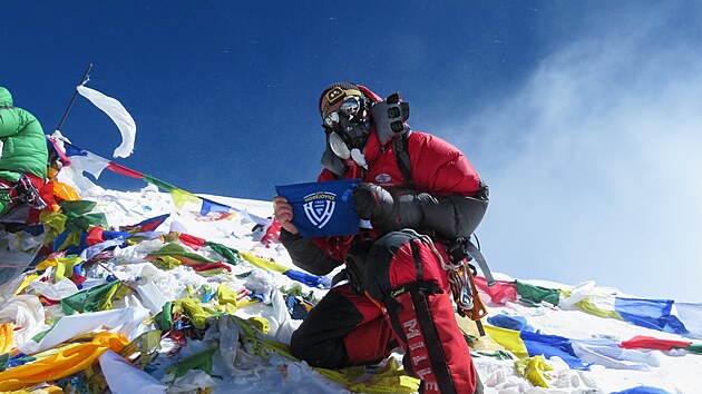 Horolezec Martin Jchym s sebou na vrchol Everestu vzal i klubovou vlajku FC Nov Hodjovice, za kter hraje.