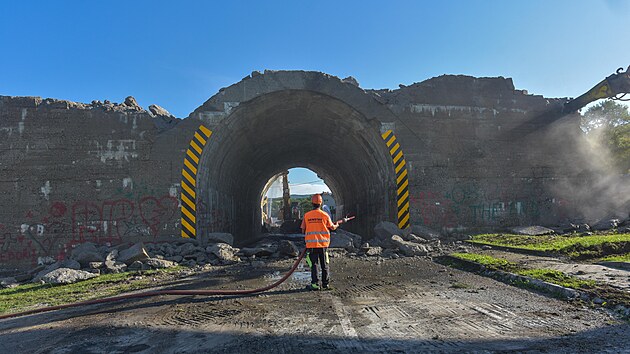 Silnii v Ludkovicch zbourali letit pozstatky z nedokonen stavby Baovy silnice ze Zlna do Luhaovic(srpen 2023)