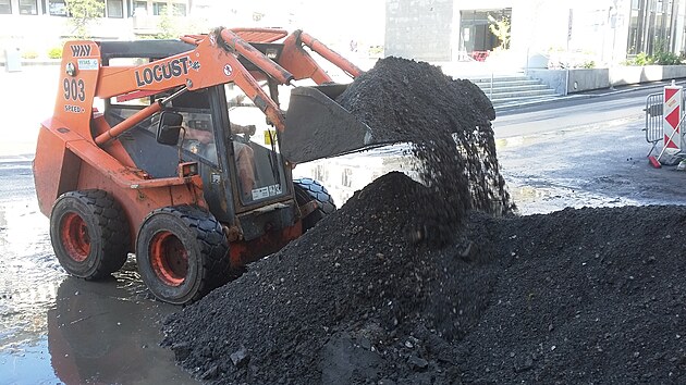 Odstra�ov�n� �kod na Divadeln�m n�m�st� v Karlov�ch Varech po �tern� pr�tr�i mra�en.