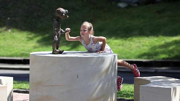 V Chebu byla slavnostn� odhalena Hurv�nkova lavi�ka i s jeho bronzovou sochou.