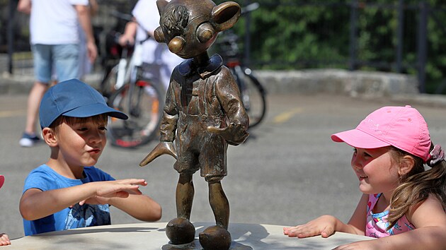 V Chebu byla slavnostn� odhalena Hurv�nkova lavi�ka i s jeho bronzovou sochou.