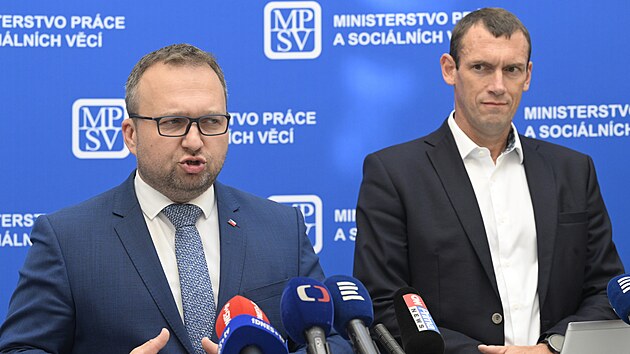 Ministr prce Marian Jureka a poven generln editel adu prce Karel Trpko (17. srpna 2023)