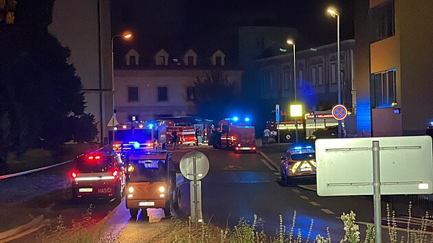 Evakuace nemocnice v Kralupech nad Vltavou po nahlen bomb (18. 8. 2023)