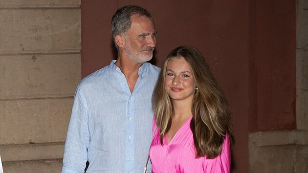 Krl Felipe VI. a korunn princezna Leonor si s celou rodinou vyrazili na film Barbie. (Mallorca, 10. srpna 2023)