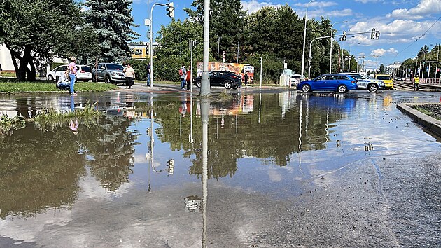 Havrie vody uzavela vehlovu ulici u OC Hostiva. Uzavrka vede tak Prskou a Praskou ulic. (10. srpna 2023)