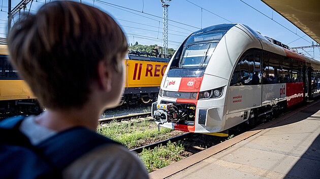 Nov motorov vlak RegioFox s motory Rolls-Royce na trati Beroun  Rakovnk (15. srpna 2023)