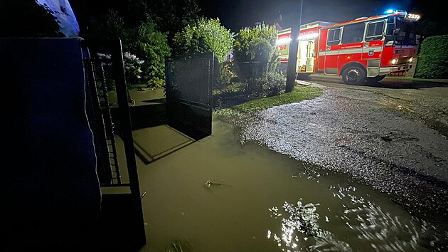 P�ivalov� d隝 zatopil n�kolik ulic v N�chod�. (14. srpna 2023)