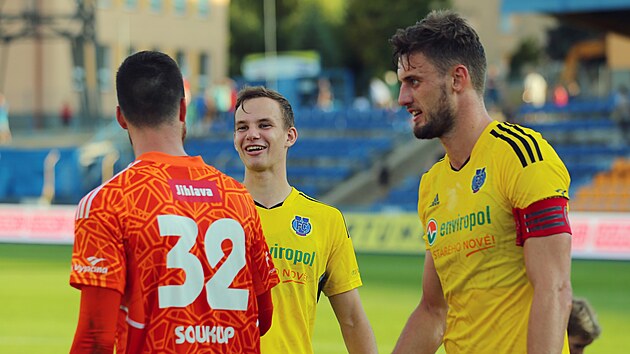 Jihlavtí fotbalisté slaví výhru, zleva gólman Pavel Soukup, stelec Luká Fila...