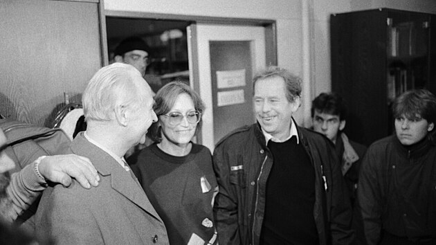 Alexander Dubek, Marta Kubiov a Vclav Havel uvnit nakladatelstv Melantrich (24. listopadu 1989)