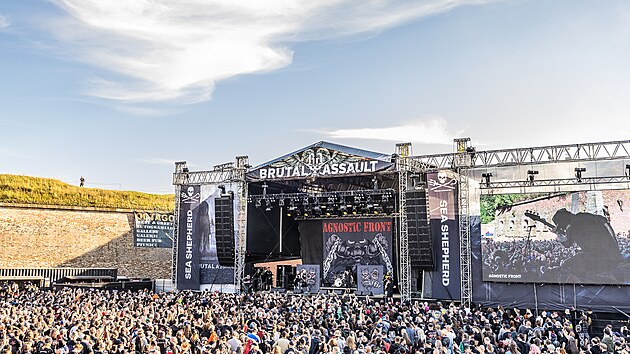 V Josefov zaal 26. metalov festival Brutal Assault, snmek je z koncertu kapely Agnostic Front. (9. srpna 2023)