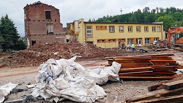 V arelu Stedn koly hotelnictv, emesel a gastronomie v Trutnov kon demolice budovy. (8. srpna 2023)