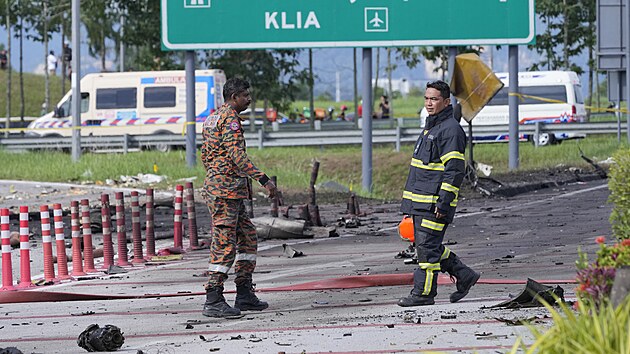 V Malajsii havarovalo mal soukrom letadlo, kdy pi pokusu o pistn narazilo do osobnho auta a motorky. (17. srpna 2023)