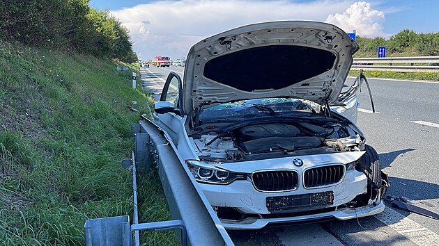 Osobn vz znaky BMW zezadu narazil do kamionu na D8 ve smru z Blinky na Prahu. Na mst se tvo kolony, prav jzdn pruh je neprjezdn. (18. srpna 2023)