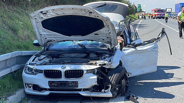 Osobn vz znaky BMW zezadu narazil do kamionu na D8 ve smru z Blinky na Prahu. Na mst se tvo kolony, prav jzdn pruh je neprjezdn. (18. srpna 2023)