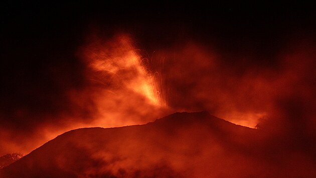 Italsk sopka Etna se opt probudila. Erupce a sopen popel komplikuj leteckou i pozemn dopravu na Siclii. (13. srpna 2023)