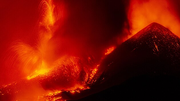 Italsk sopka Etna se opt probudila. Erupce a sopen popel komplikuj leteckou i pozemn dopravu na Siclii. (14. srpna 2023)