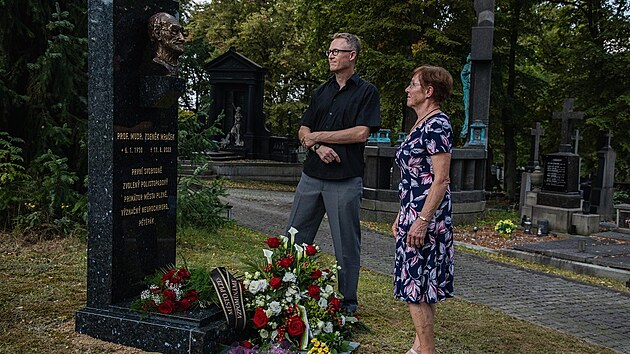 Vznamn lka, profesor a exprimtor Plzn Zdenk Mraek m estn hrob na stednm hbitov v Plzni. Odhalen se astnila jeho manelka Eva a syn Zdenk.