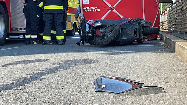 Nehoda motorke a osobnho auta v Plzesk ulici (17. srpna 2023)