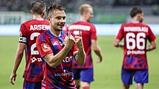 Fran Tudor z týmu Raków Čenstochová slaví gól.